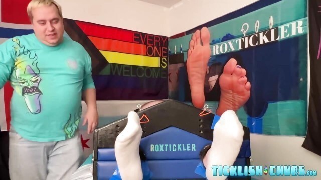 Chubby dom Matt seduced Ryan into foot and body tickling